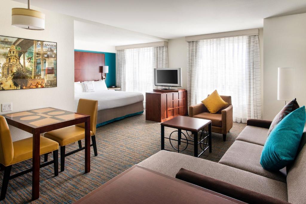奥欣赛德圣地亚哥海滨原住客栈的酒店客房设有床和客厅。