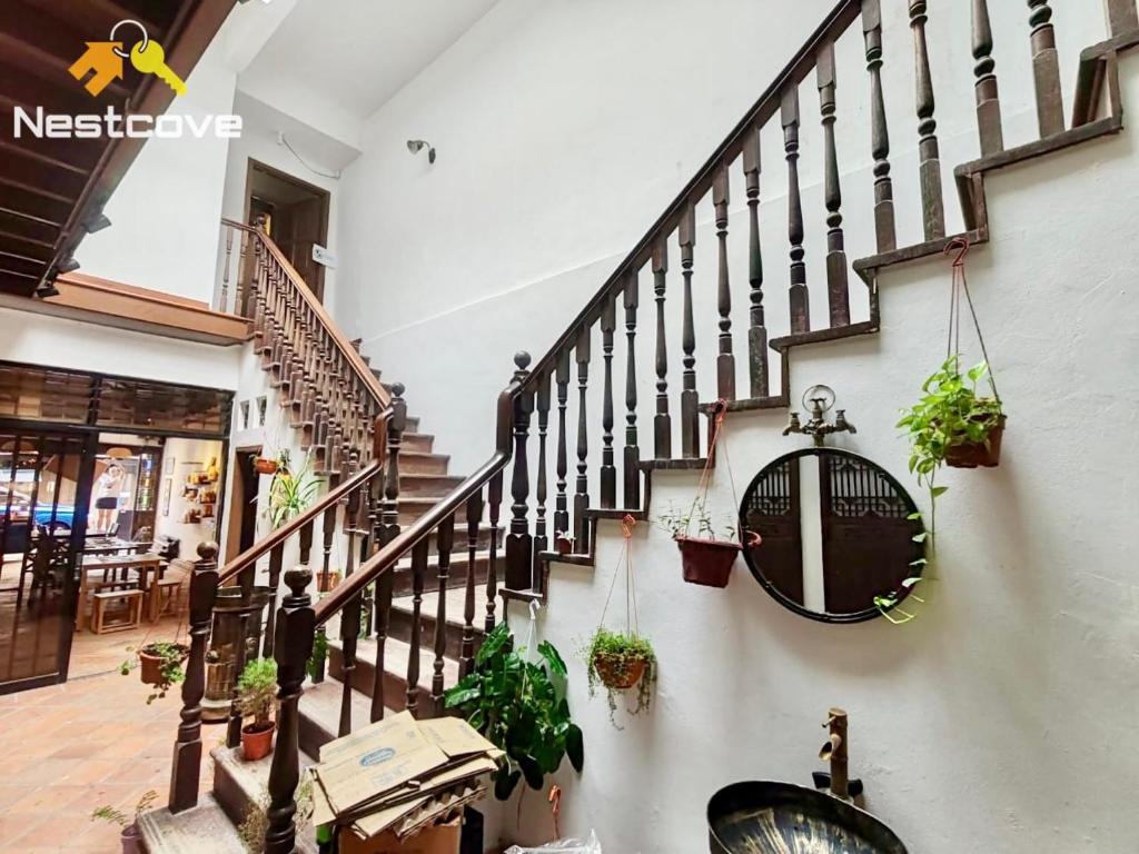 马六甲SOINN Jonker Guesthouse By Nestcove的走廊上设有种植了盆栽植物的楼梯