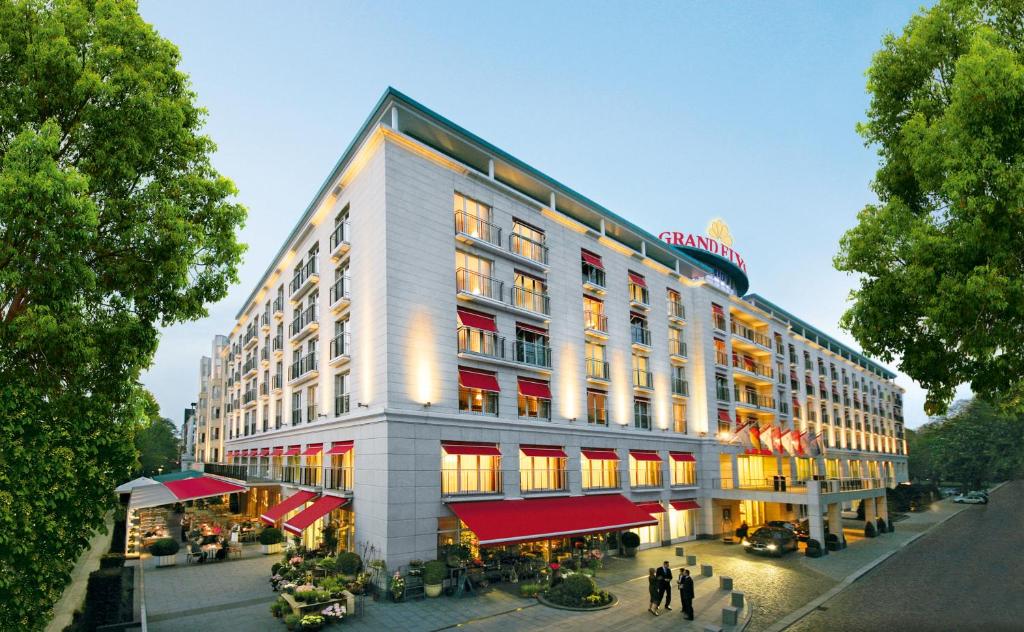 汉堡汉堡爱丽舍酒店的一种酒店 ⁇ 染,人们在前面行走