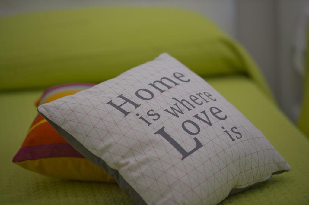 阿杰罗拉Appartamenti Aria di Verde的带有单词的枕头,如家常便饭