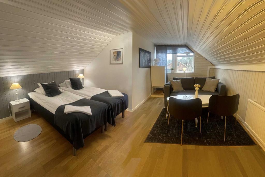奥胡斯比里根埃阿胡斯酒店的卧室配有一张床和一张桌子及椅子