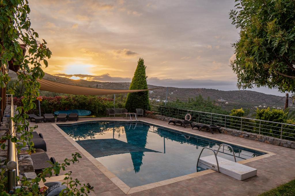 莫拉托斯Villa Gaia的一座享有日落美景的游泳池