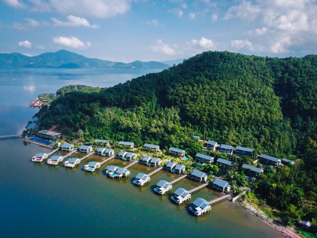 顺化维达娜泻湖Spa度假酒店的海港空中景观,停车场