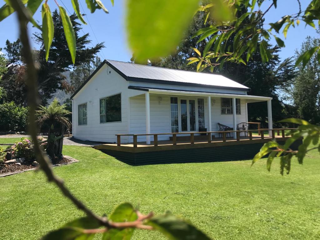 凯库拉Kereru Cottage的草地上的白色小房子