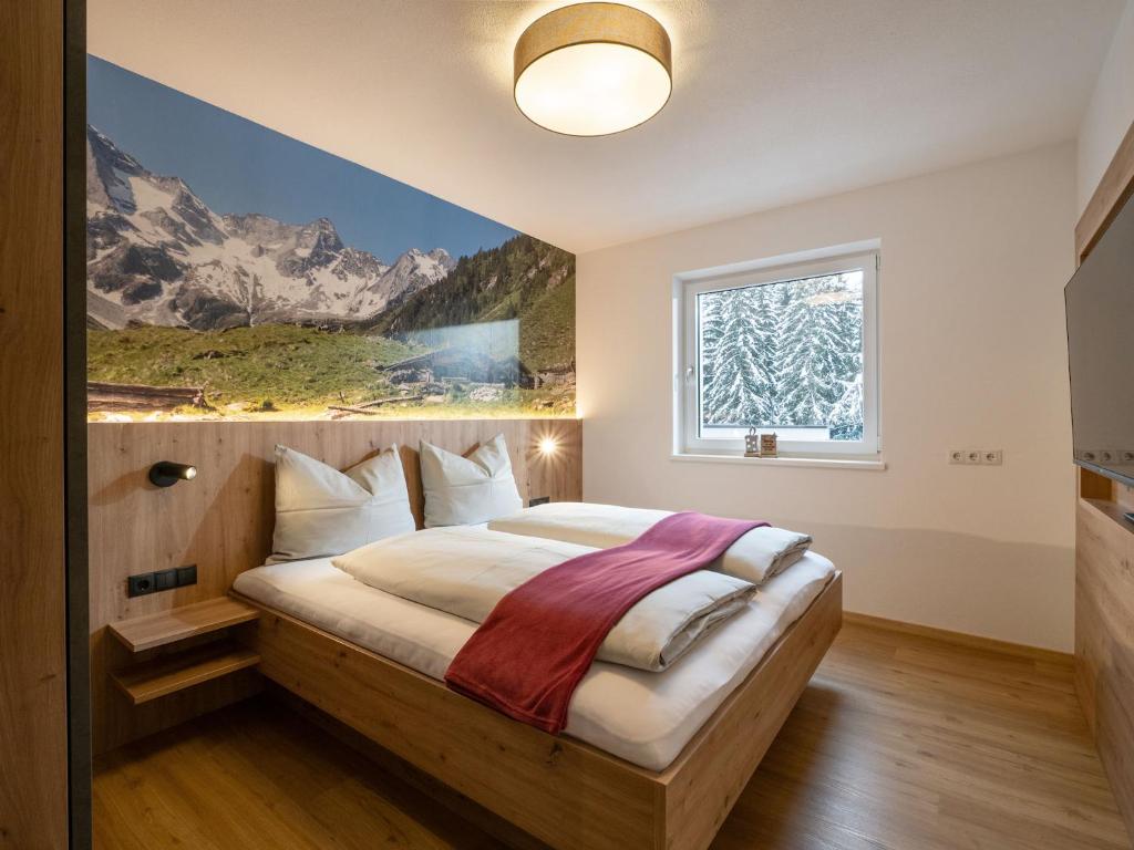 菲根贝格Ferienwohnung Klocker的一间卧室配有一张壁画床