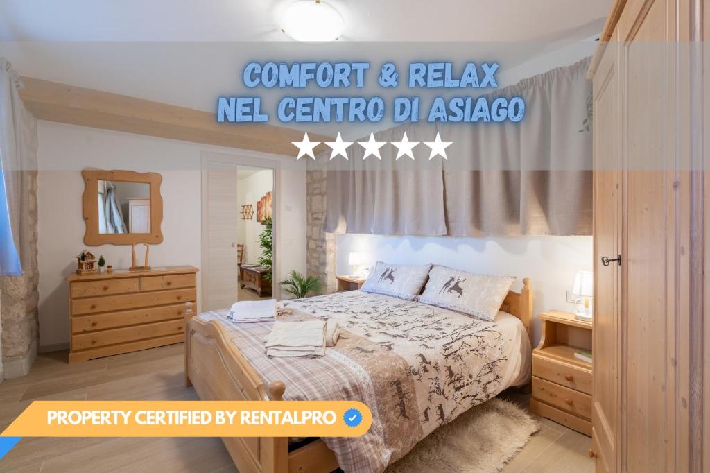 阿夏戈Asiago Centro - Comodissimo Appartamento al Piano Terra的卧室配有床和阅读舒适和放松心弦的标志。