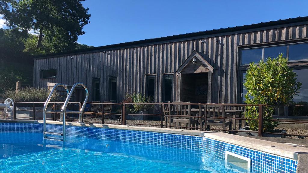 瓦伊河畔海伊Outshot Barn的一座房子,旁边设有游泳池