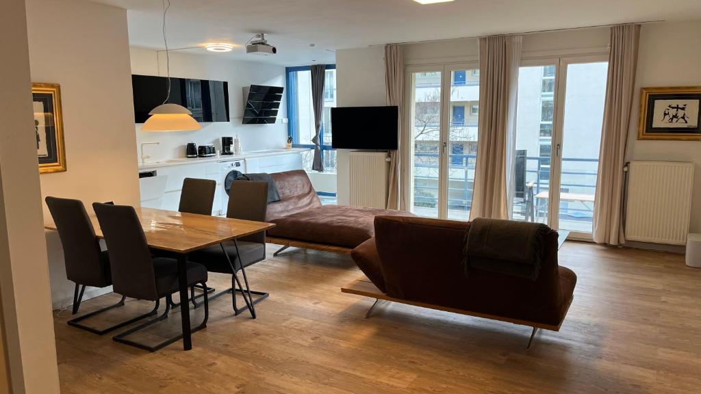 莱比锡Moderne Wohnung 2的客厅配有桌椅和沙发