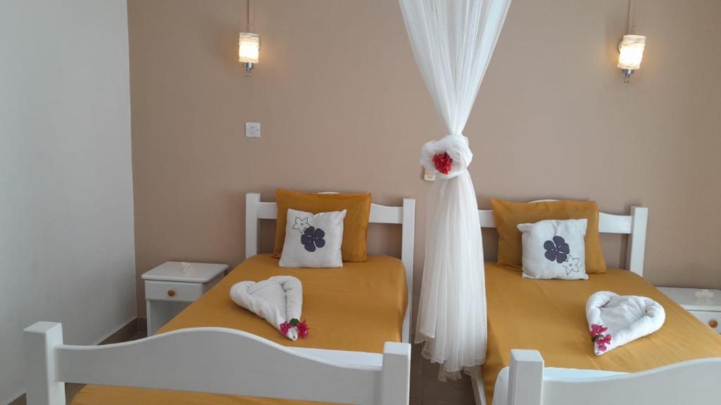 潘托皮芒Jolie Villa Santa avec piscine的卧室内的两张床,配有毛巾