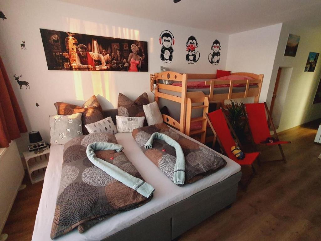圣恩吉玛Ferienwohnung Winklworld 2 mit Hallenbad und Sauna inklusive aktivCARD的一间卧室配有两张床和一张双层床。