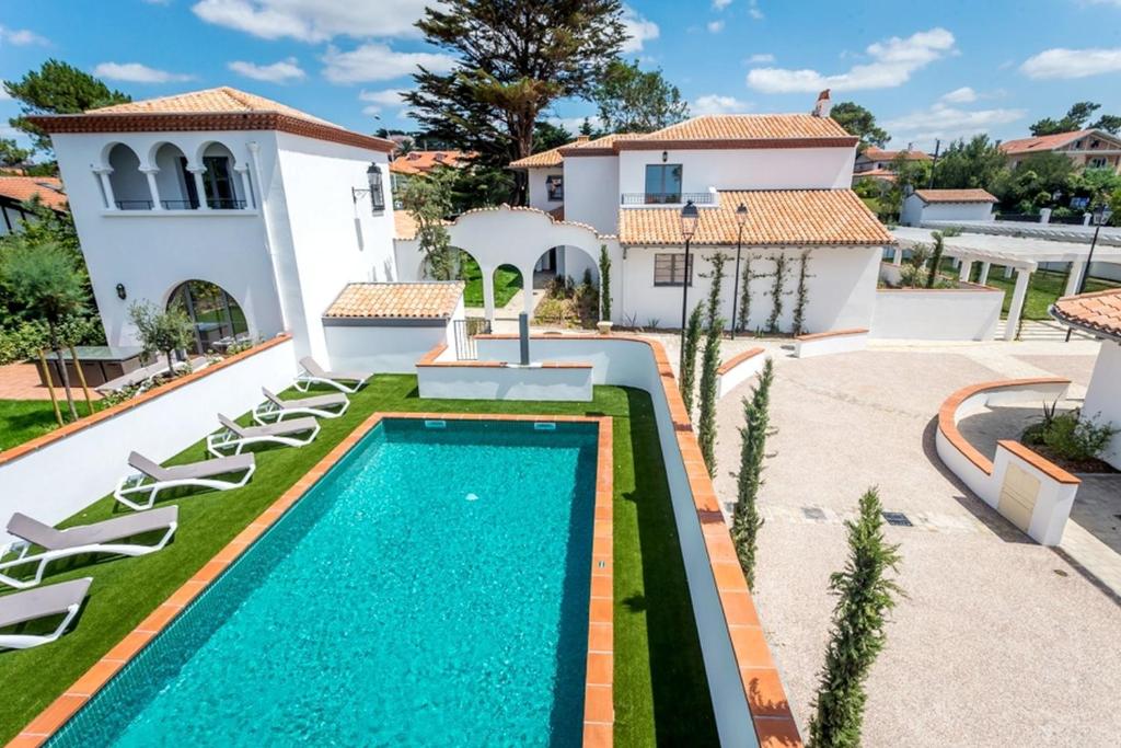 比亚里茨Résidence Prestige Odalys Les Villas Milady的游泳池别墅的图象
