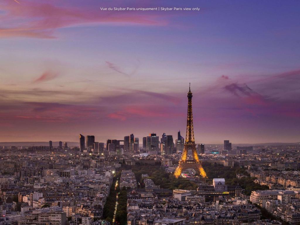 巴黎Pullman Paris Montparnasse的黄昏时可欣赏到艾菲尔铁塔的景色