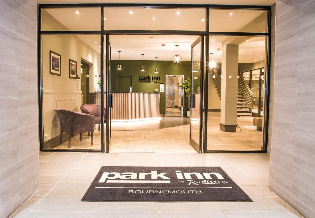 伯恩茅斯Park Inn by Radisson Bournemouth的一间房间,在地毯上设有公园旅馆布林顿兰标志