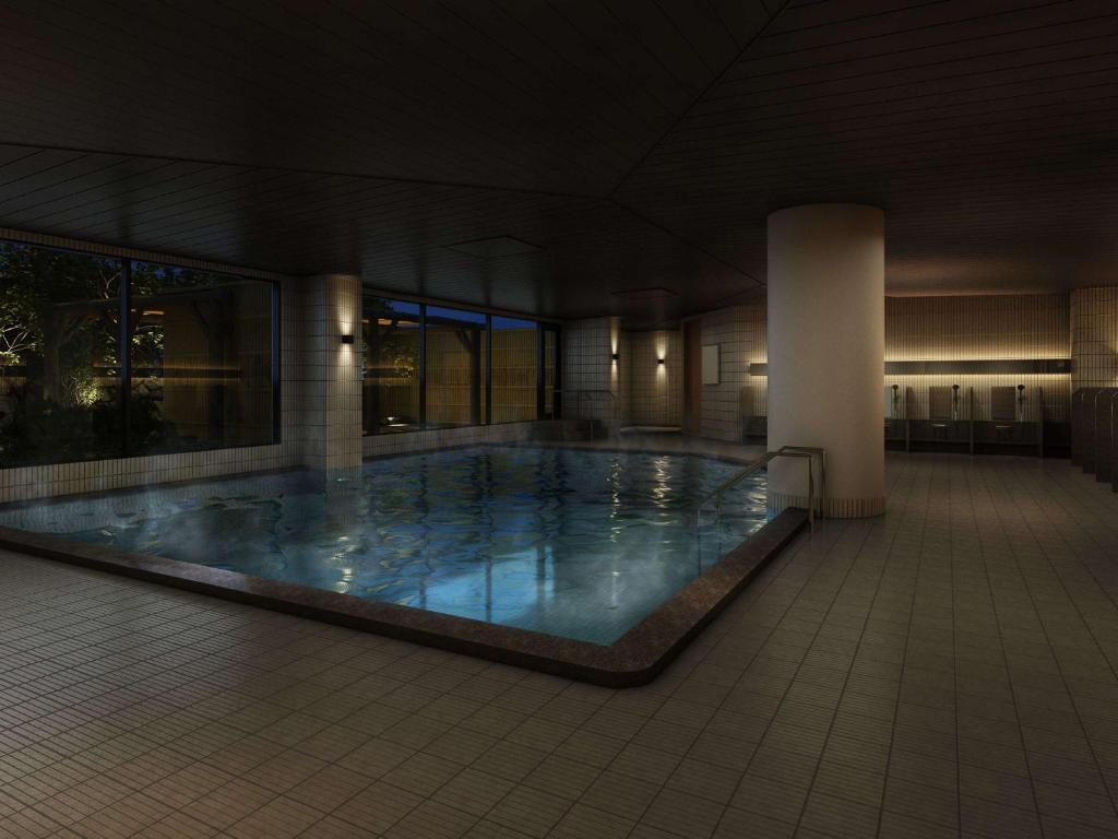 南淡路市Grand Mercure Awaji Island Resort & Spa的一座大楼里的一个大型游泳池