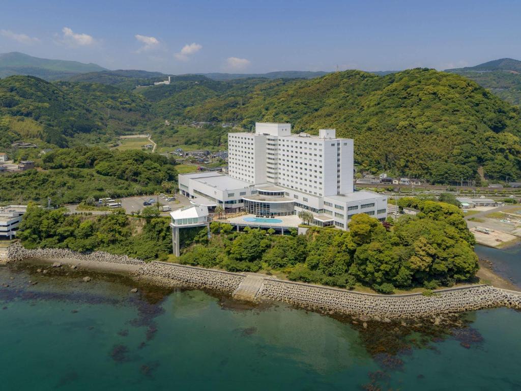 别府Grand Mercure Beppu Bay Resort & Spa的水面上一座岛上建筑的空中景观