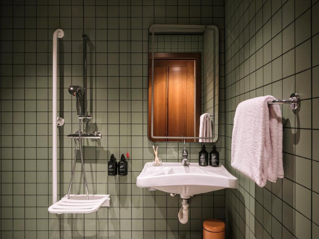 米兰Max Brown Hotel Missori, part of Sircle Collection的一间带水槽和镜子的浴室