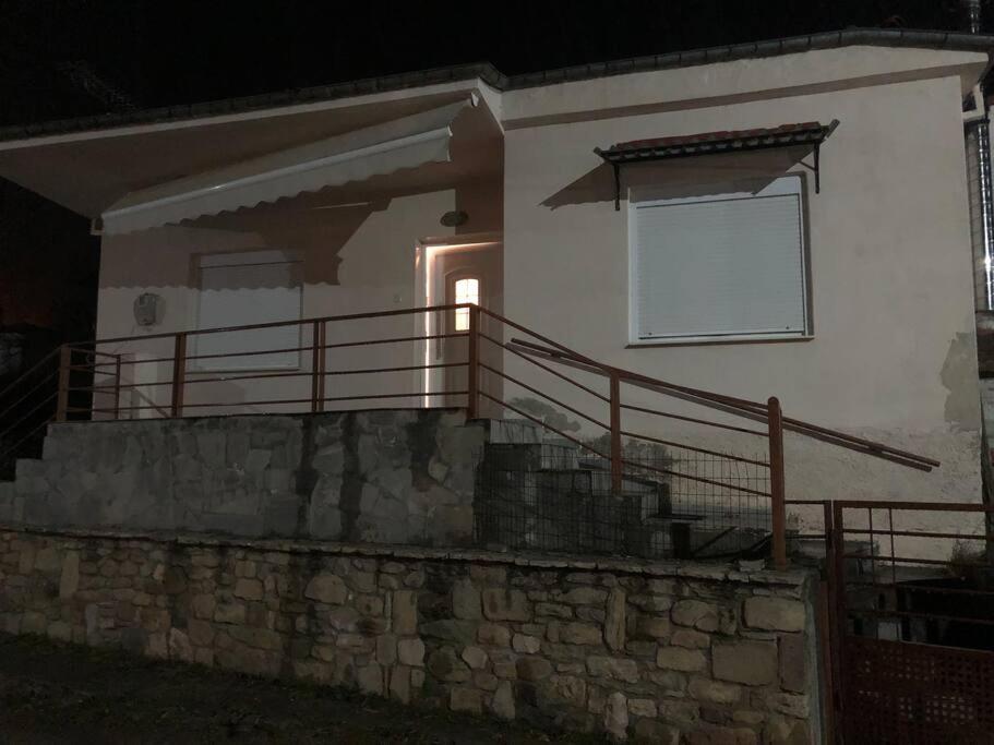 Μονοκατοικία Διποταμία Καστοριάς的白色的房子,设有楼梯和窗户