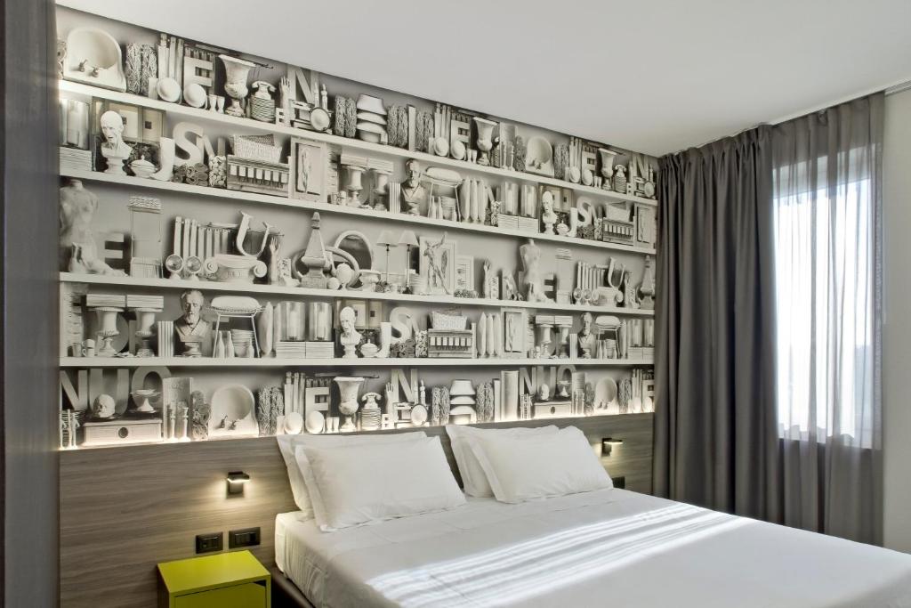 乌迪内弗瑞乌里酒店的卧室配有板墙和床
