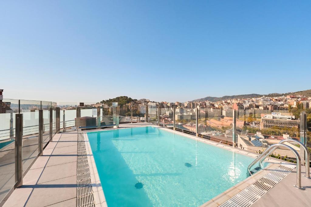 巴塞罗那加泰罗尼亚奎尔公园酒店的建筑物屋顶上的游泳池