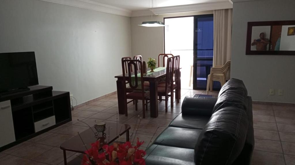 瓜拉派瑞ferratti的客厅配有沙发和桌子