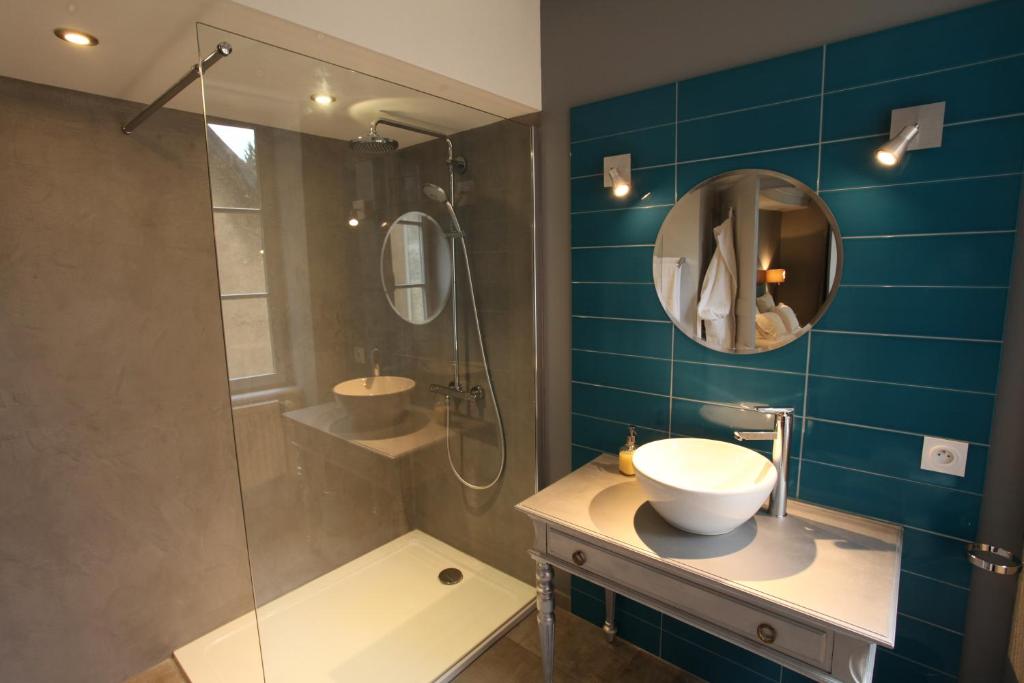 沙罗勒贝约汀庄园旅馆的浴室配有盥洗盆和带镜子的淋浴