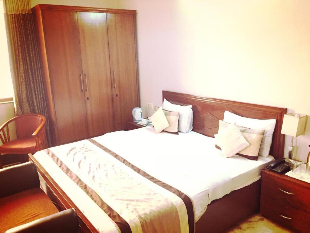 大诺伊达Angel NRI House的酒店客房配有一张床和电话