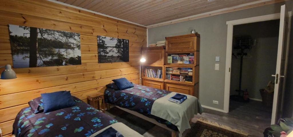 莱佩维尔塔#casakivicco的一间卧室设有两张床和木墙
