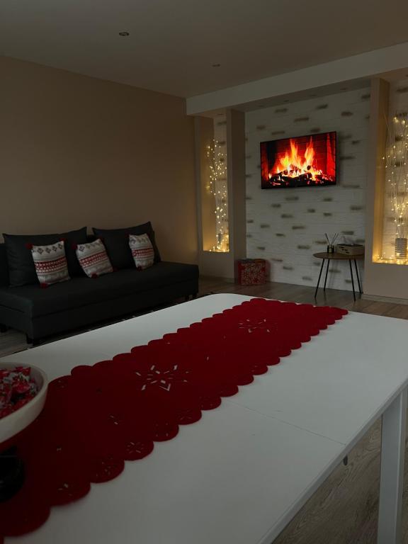古尔贝内ESSE Apartament的客厅配有一张铺有红地毯的床