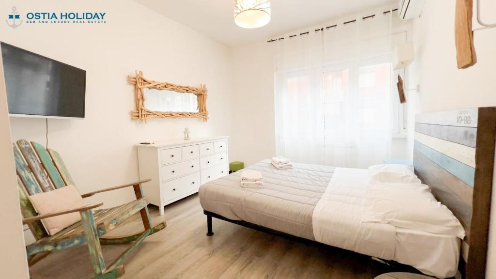 丽都迪奥斯蒂亚特拉蒙塔纳公寓的一间卧室配有一张床、梳妆台和电视。