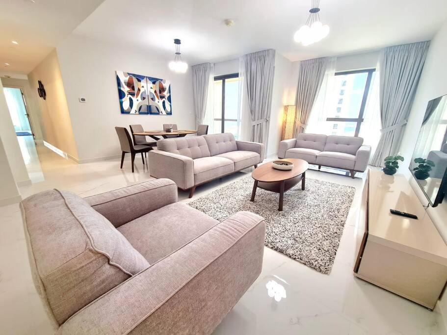 迪拜Nr to beach-Beautifully upgraded的客厅配有两张沙发和一张桌子