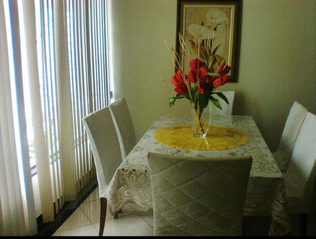萨尔瓦多2/4, Barra. Lindo.的一张餐桌,上面有花瓶