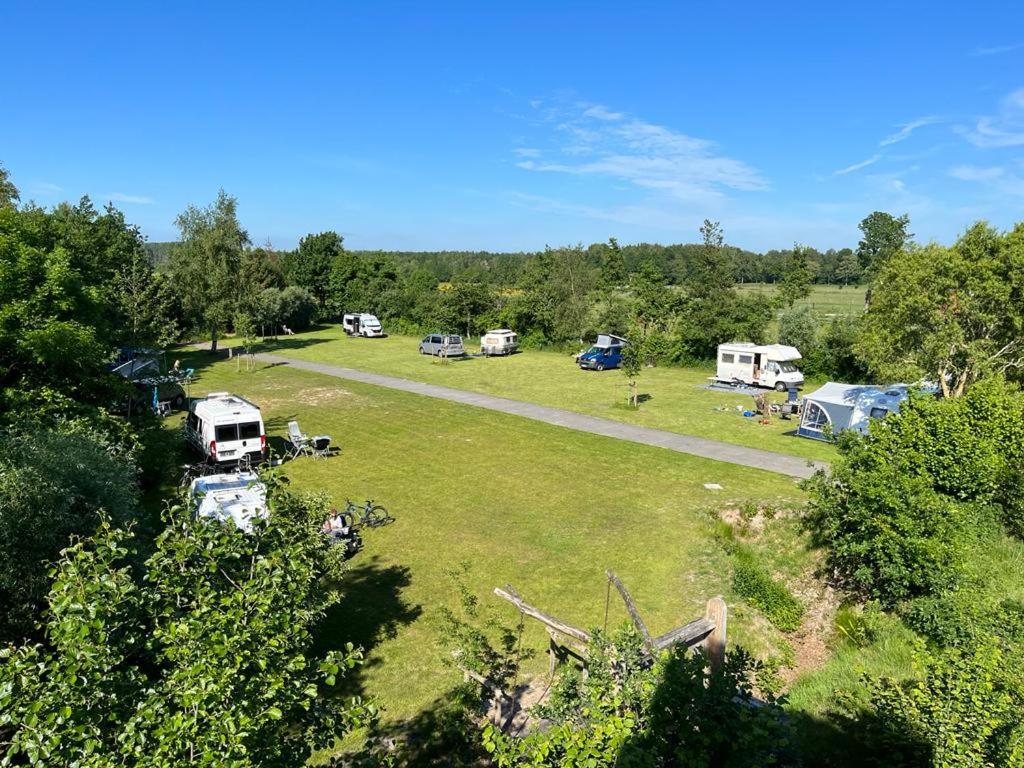 KolhamCamping Hof van Kolham的一组帐篷享有田野的空中景致