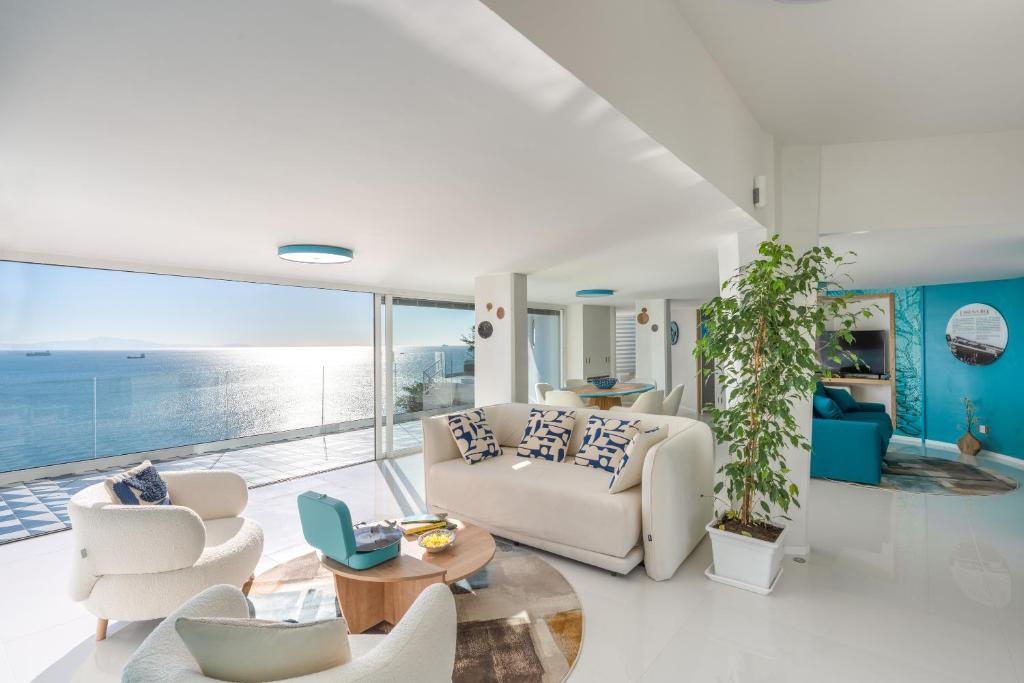 维耶特里Laguna Blu - Resort Villa overlooking the sea on the Amalfi Coast的客厅配有白色家具,享有海景。