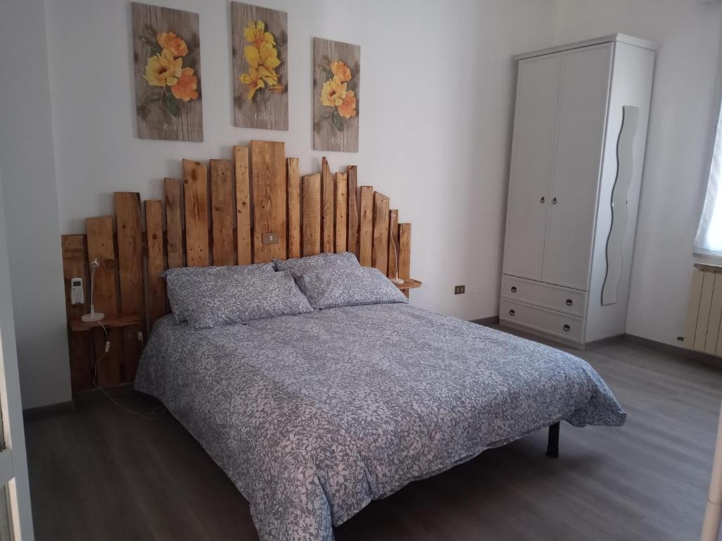 拉文纳Ca' d'Luca的一间卧室配有一张大床和木制床头板