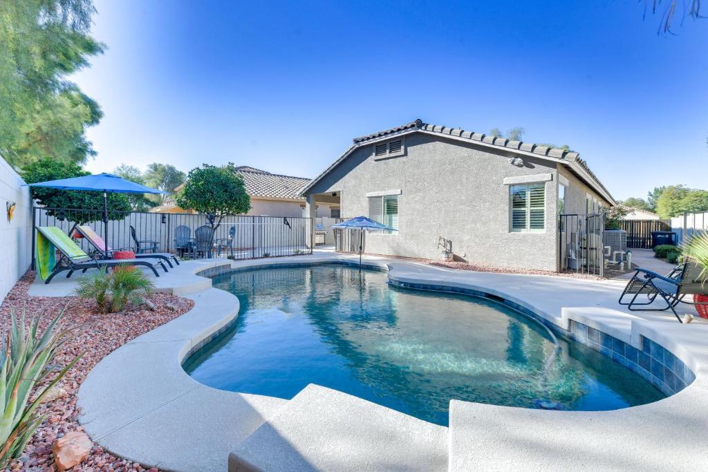 Queen CreekCharming Gilbert Home with Patio and Putting Green!的房屋前的游泳池