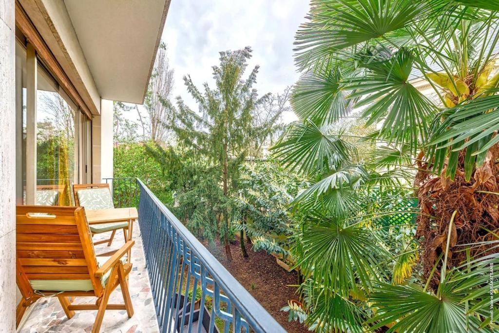 布洛涅-比扬古Boulogne Billancourt - Schuman 1bdr的阳台拥有木凳和棕榈树