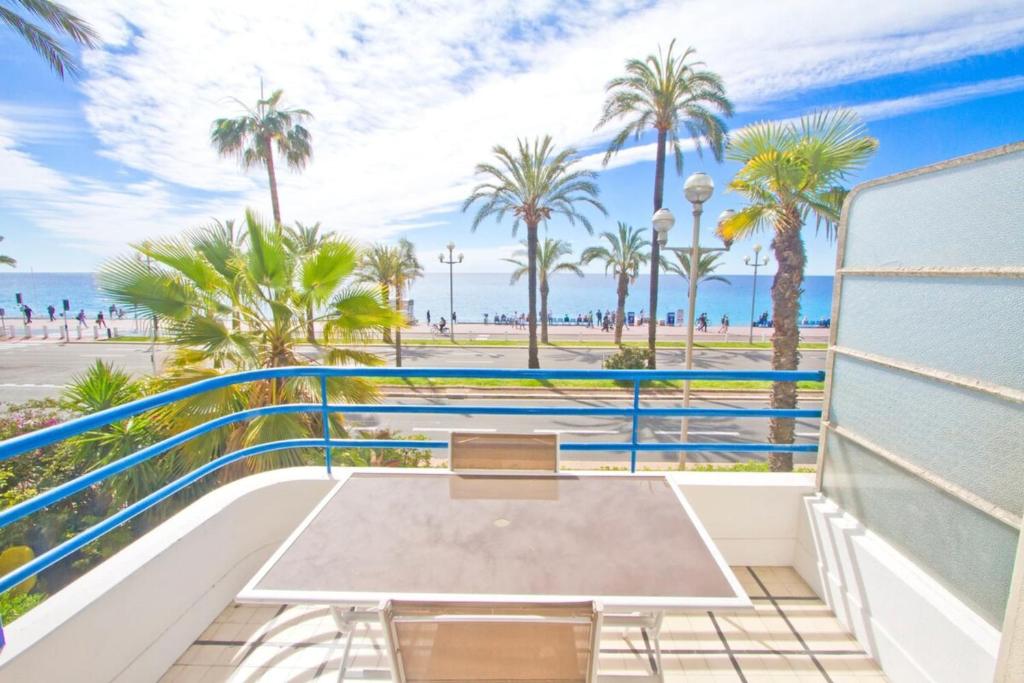 尼斯Promenade des Anglais - Sea View 2bdr的一个带桌椅和海滩的阳台