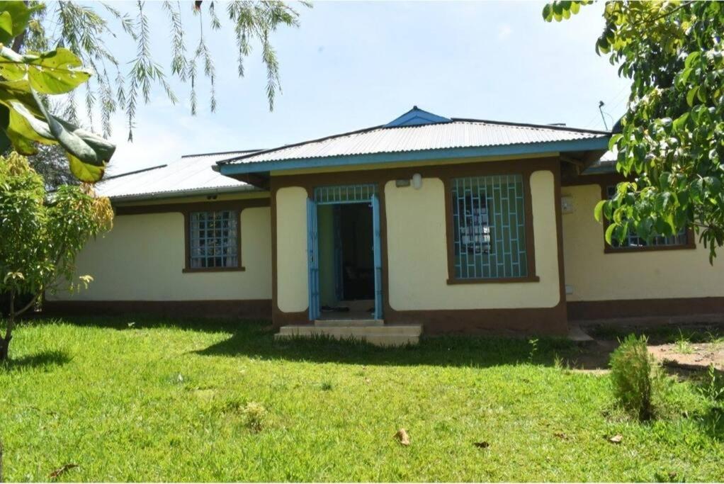 MarindeThe D'Lux Home, Homa Bay的前面有绿色草坪的小房子