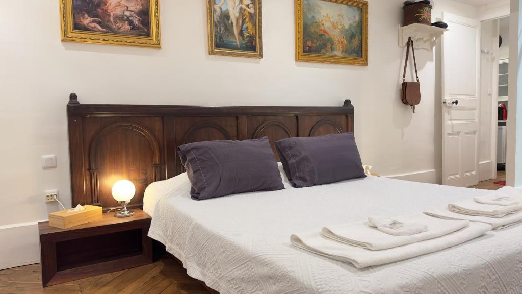 瓦朗斯Chambre de charme au coeur du vieux Valence - Confort & Calme的一间卧室配有一张床,上面有两条毛巾