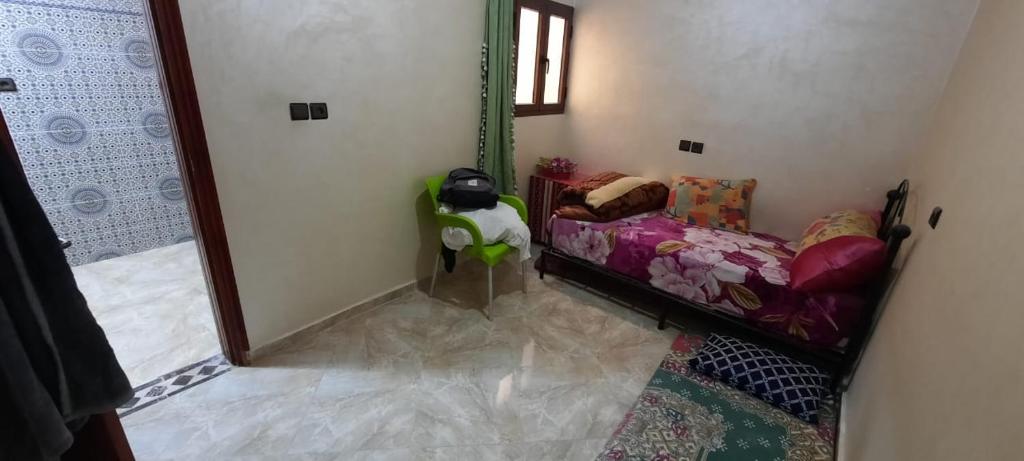 达赫拉Dar Salam的一间小房间,房间内设有一张床