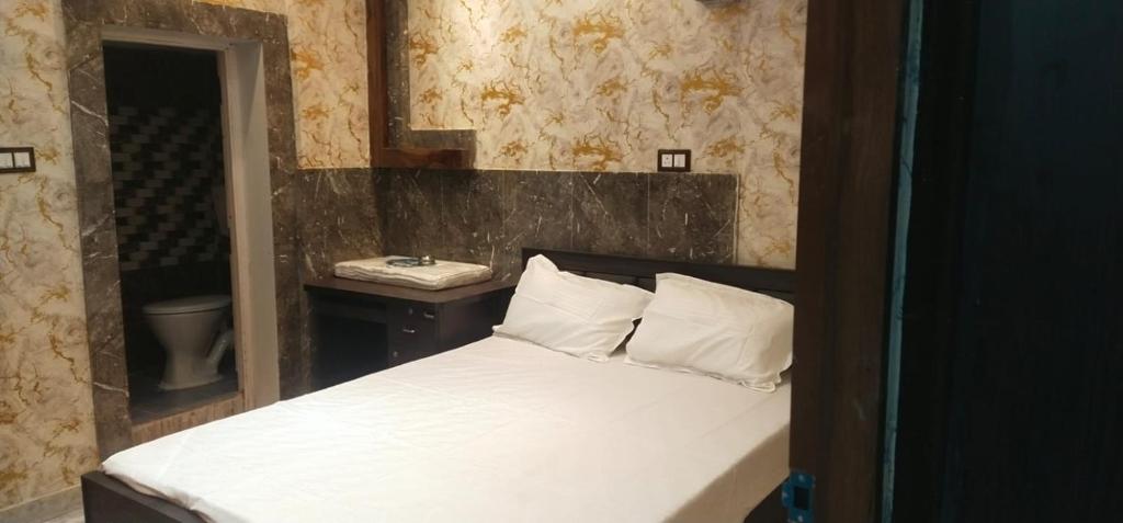 kolkataHOTEL BLUE MOON的一间卧室配有一张带镜子和水槽的床