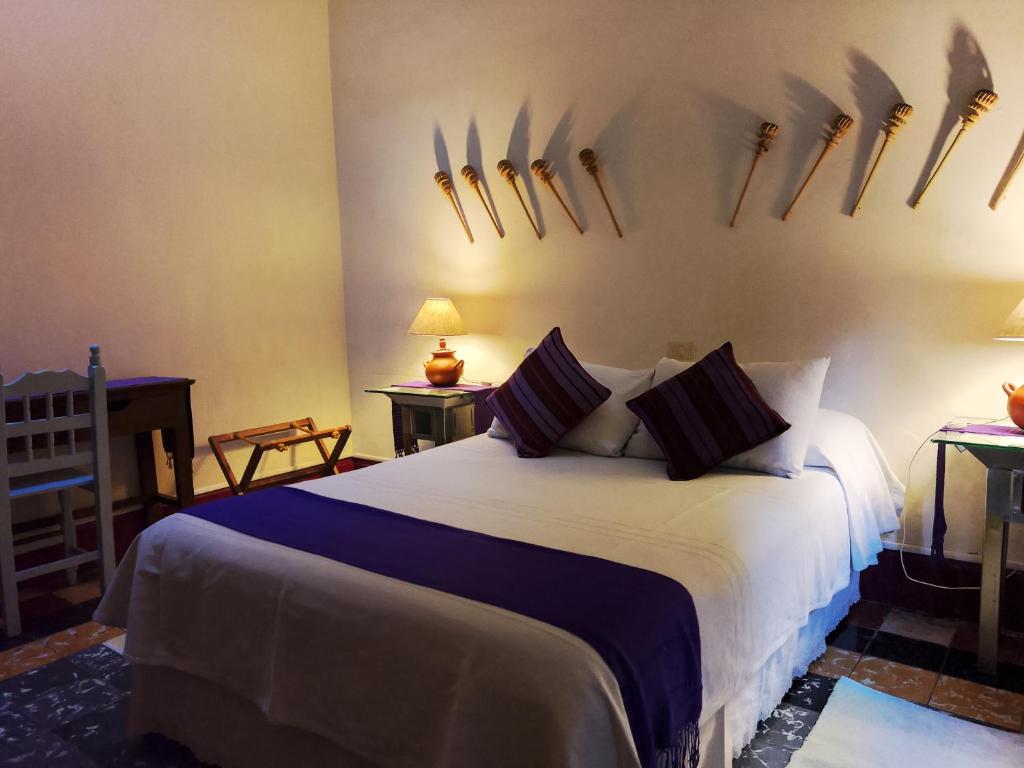 瓦哈卡市El Diablo y la Sandia B&B的卧室配有一张大床,墙上有鹿角