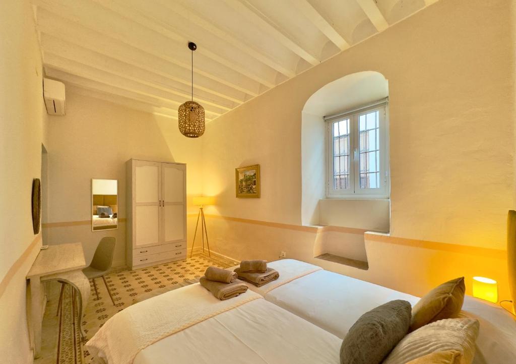 科尔多瓦DS Palacio de la Luna的卧室配有一张白色大床