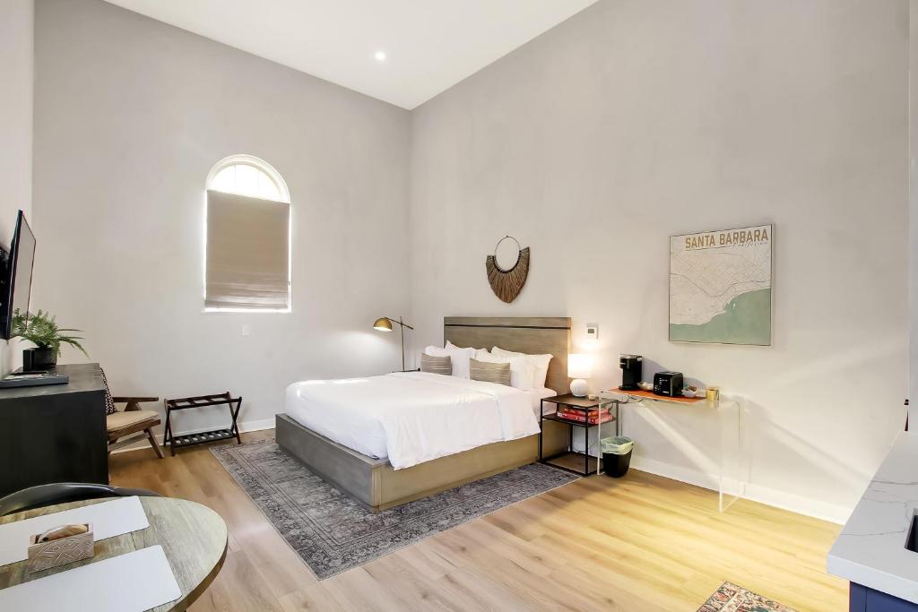 圣巴巴拉Villa Castillo 3的白色卧室配有床和桌子