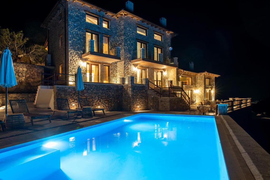 阿拉霍瓦5 Raches Suites的夜间带游泳池的别墅