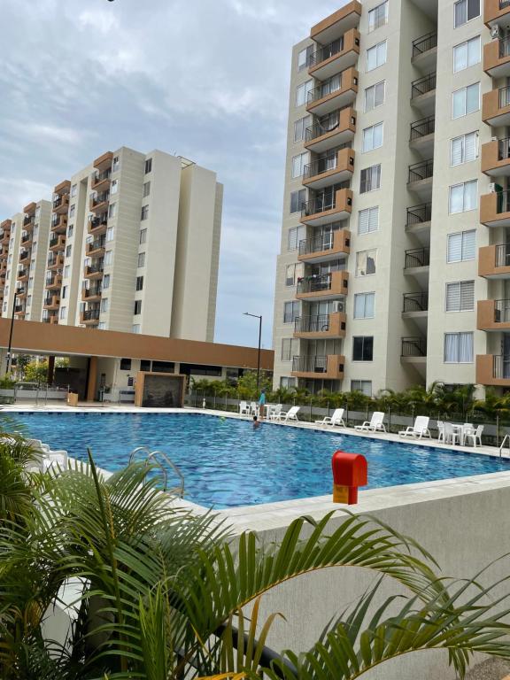 里考尔特Apartamento Girardot Peñalisa con Piscina的两个高楼前的游泳池