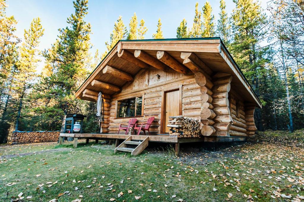 Rock Lake Lodge Provincial ParkRocky Mountain Escape Log Cabin Rentals - Rock Lake的小木屋配有2把椅子和桌子