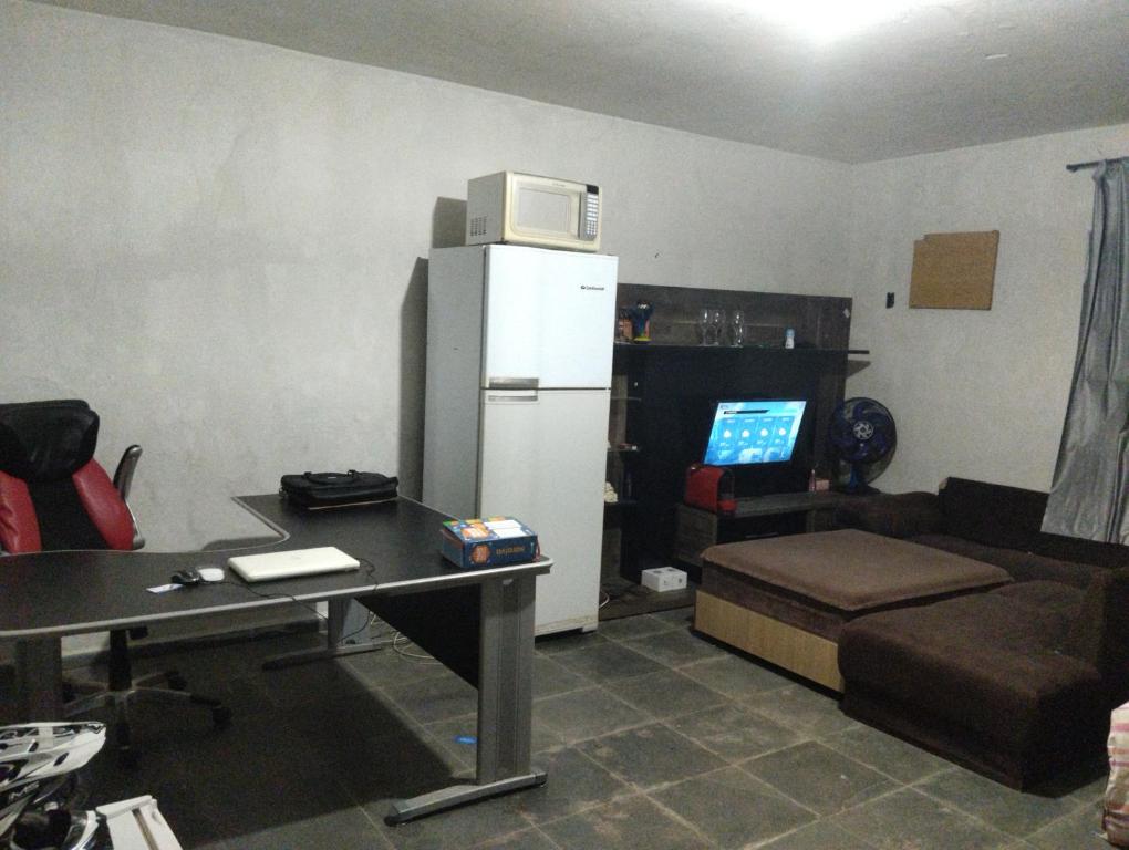 坎皮纳斯Hostel família Campineira的客厅配有冰箱和沙发。