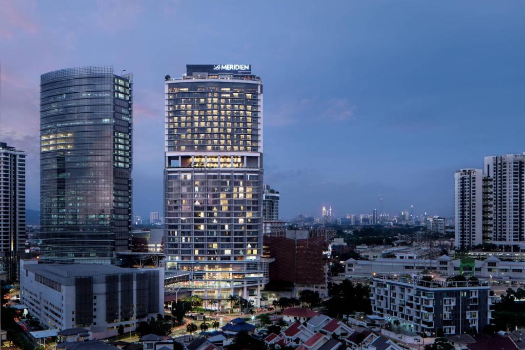 八打灵再也Le Meridien Petaling Jaya的两座高耸的摩天大楼的城市天际线