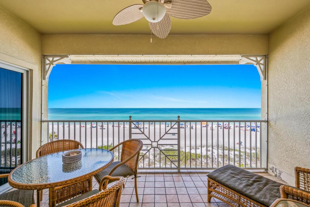 布雷登顿海滩Direct Beach Front的阳台配有桌椅,享有海景。